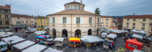 Marché autour de la mairie d'Ambert